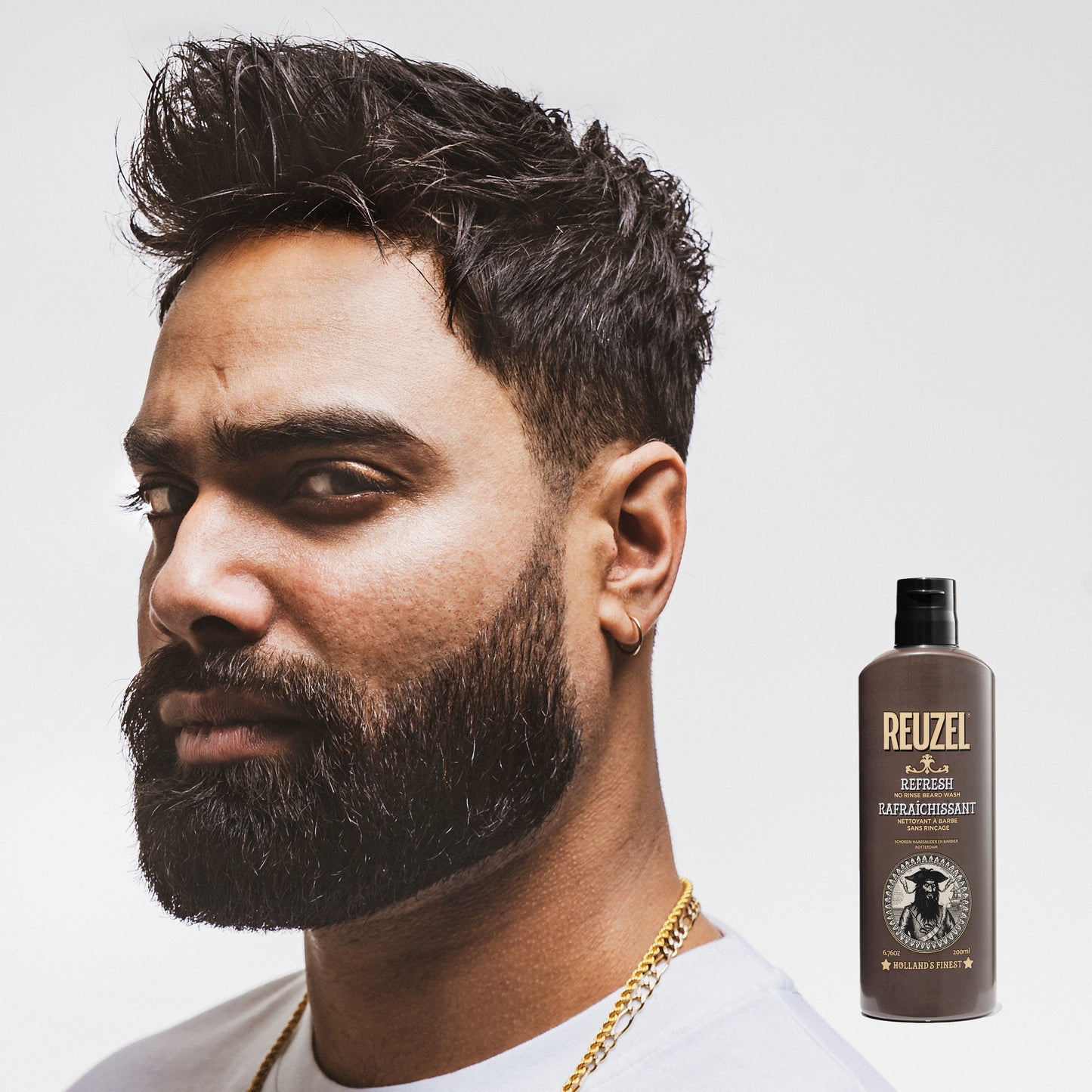 Reuzel Deutschland Refresh No Rinse Beard Wash in a bottle, designed for cleaning and refreshing beards.